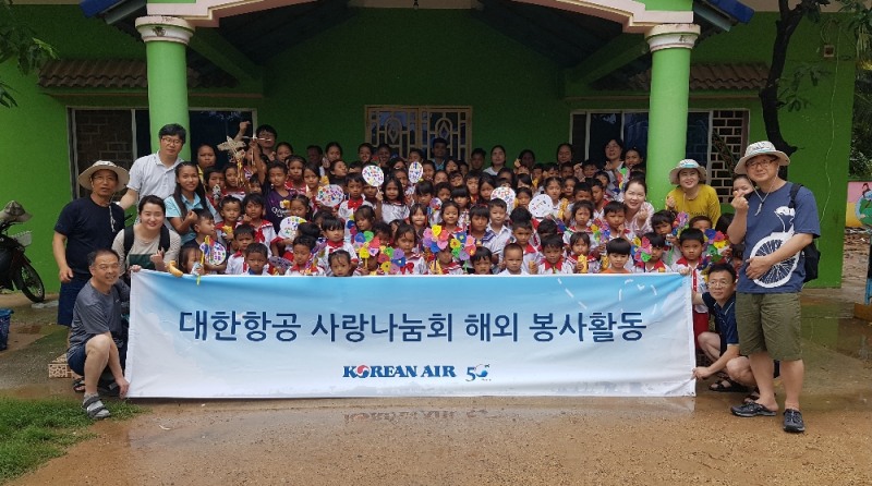 대한항공 사내봉사단은 지난 6월 6일부터 11일까지 캄보디아 뜨람크나 지역에서 현지 주민들을 위한 다양한 봉사활동을 펼쳤다. 사진은 대한항공 사내봉사단원들이 봉사활동 후 현지 학생들과 함께 기념 촬영을 하고 있다.