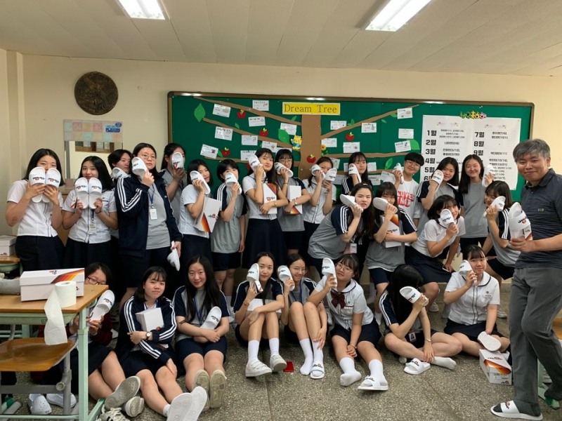 리티지 스포츠 브랜드 엘레쎄(ellesse)는 지난 11일 반티 프로모션 5월 당첨학급인 경기도 광주시에 위치한 경화여고를 방문해 선물 증정식을 진행 했다. (사진=엘레쎄)