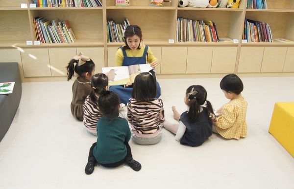 사진은 LF계열 아누리 부키부키 보육교사의 동화구연 모습. / 사진 제공 = LF 아누리