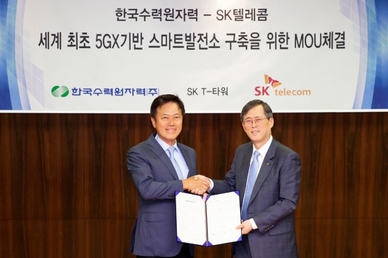 지난 13일 SK텔레콤 박정호 사장(왼쪽)과 한국수력원자력 정재훈 사장(오른쪽)이 을지로 SK-T타워에서 협약식 체결 후 기념 촬영을 하고 있다.