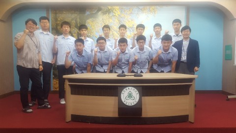 대구경원고등학교 학생들이 굿프랜드 희망나눔 캠페인 참여하고 기념촬영을 하고 있다