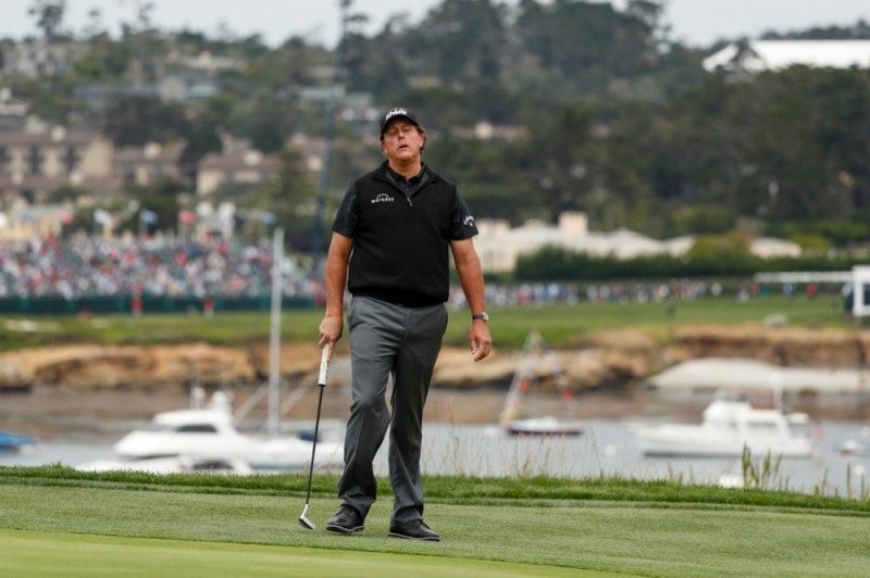 미켈슨이 퍼팅을 놓치고 안타까워 하고 있다 사진=USGA J.D 쿠반.