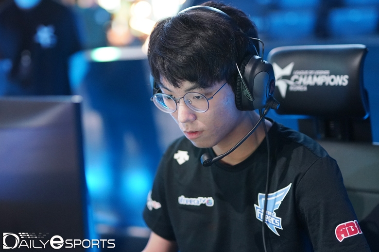 킹존과의 2세트에서 메자이의 영혼 약탈자 스택을 모두 쌓은 아프리카 프릭스의 미드 라이너 '유칼' 손우현.