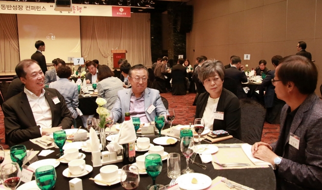 지난 14일(금) 진행된 ‘동반성장 콘퍼런스’에서 이완신 롯데홈쇼핑 대표(왼쪽에서 첫번 째)가 파트너사 관계자들과 대화를 나누고 있다. / 사진 제공 = 롯데홈쇼핑