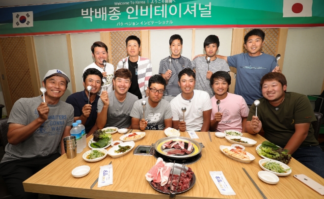 지난 15일 저녁 KEB하나은행 인비테이셔널 3라운드 종료 후 박배종 프로(하나금융그룹)가 주선한 한-일 선수간 만찬 모임에서 참석한 한-일 선수들이 포즈를 취하며 기념촬영을 하고 있다. / 사진 제공 = KEB하나은행