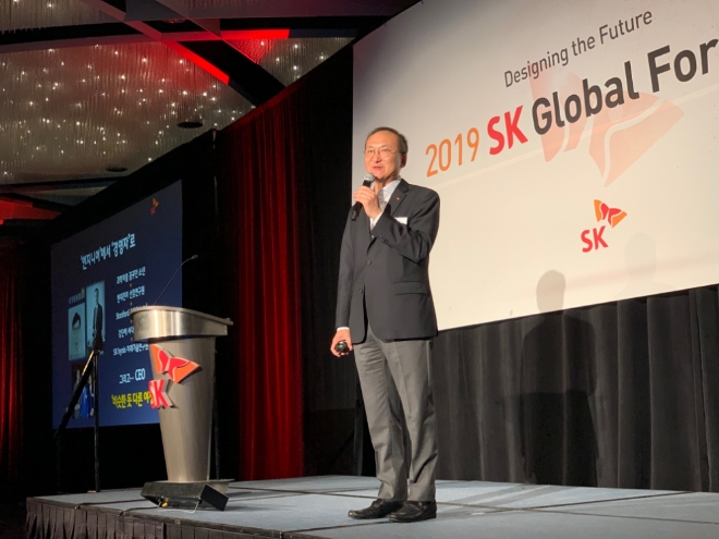 이석희 SK하이닉스 사장이 15일(현지시간)  미국 캘리포니아주 샌프란시스코에서 개최된 ‘2019 SK 글로벌 포럼’에서 사업전략을 발표하고 있다.