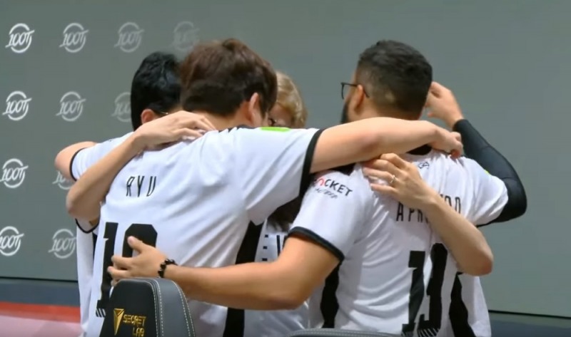 첫 승을 따낸 100 씨브즈 선수들이 어깨 동무를 하며 자축하고 있다(사진=중계 화면 캡처).