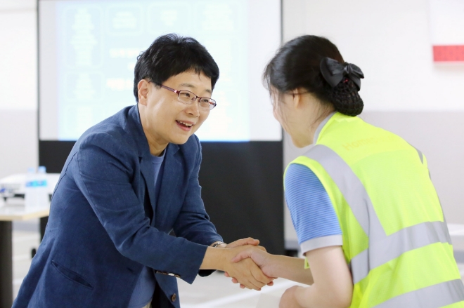 임일순 홈플러스 대표(왼쪽)가 홈플러스 인천계산점을 방문해 점포 근무 직원들과 악수를 나누고 있는 모습. / 사진 제공 = 홈플러스