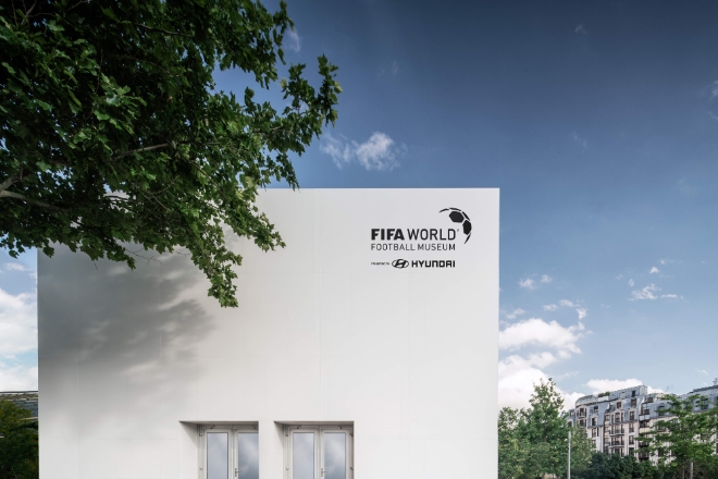 현대자동차㈜는 지난 6월 7일(금)부터 7월 7일(일)까지 프랑스 파리, 리옹, 니스 등을 비롯한 프랑스 주요 9개 도시에서 진행 중인 <2019 FIFA 프랑스 여자월드컵>을 기념하기 위한 특별 전시관 'FIFA World Football Museum presented by Hyundai'를 지난 토요일(15일) 개관했다고 17일(월) 밝혔다. 사진은 '2019 FIFA 프랑스 여자월드컵을 기념하기 위한 특별 전시관 'FIFA World Football Museum presented by Hyundai'의 외관 모습 / 사진 제공 = 현대자동차