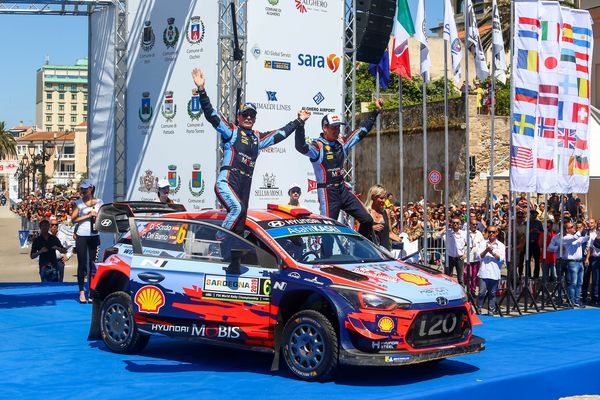 이탈리아 샤르데냐에서 열린 ‘2019 월드랠리챔피언십(이하 WRC)’ 8차 대회에서 우승을 차지한 현대차 월드랠리팀 다니 소르도(Dani Sordo) 선수와 보조(Co) 드라이버 칼로스 델 바리오(Carlos Del Barrio) 선수가 기념촬영을 하고 있는 모습. / 사진 제공 = 현대자동차