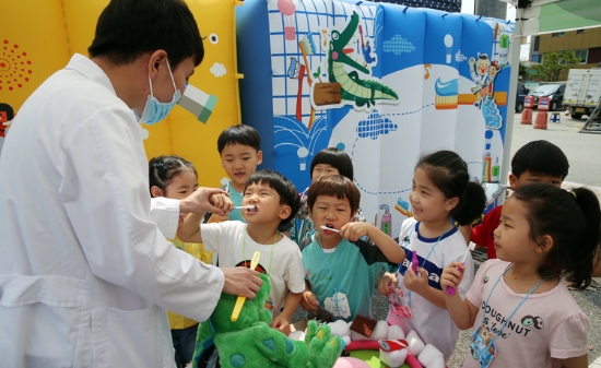 17일 함평 5일 시장 일원에서 지역주민 600여 명을 대상으로 구강 무료진료 및 상담활동을 펼쳤다./사진=함평군