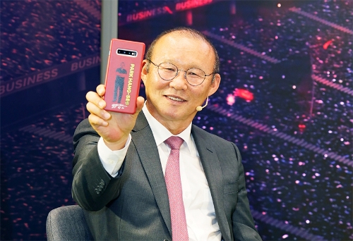 삼성전자가 지난 15일(현지시각) 베트남 축구대표팀 박항서 감독과 협업한 ‘갤럭시 S10+ 박항서 에디션’ 출시를 기념해 베트남 호치민에 위치한 삼성 쇼케이스에서 팬미팅을 개최했다고 17일 밝혔다. / 사진 제공 = 삼성전자