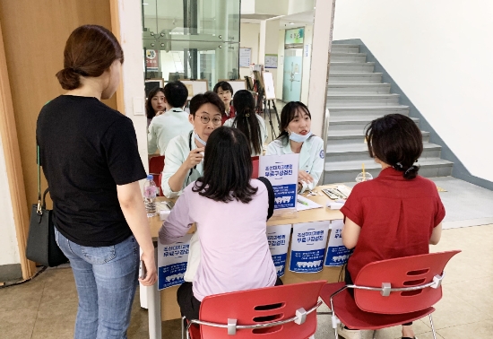 광주중앙도서관이 조선대학교치과병원과 연계해 도서관 로비에 공간을 마련하고 6월 12일부터 8월까지 매주 수요일과 토요일에 이용자와 시민을 대상으로 한 무료 구강검진을 실시한다./사진=시교육청
