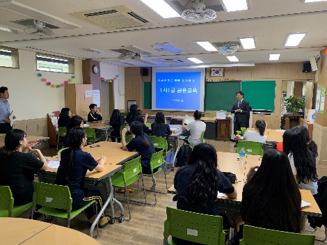 모아저축은행이 학익여자고등학교에서 실시한 1사1교 금융교육 현장 모습. 사진=모아저축은행