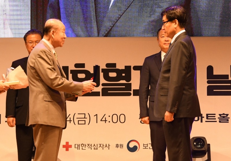 대한적십자사 박경서 회장(左)이 한미약품 사회 공헌팀 임종호 전무(右)에게 표창을 수여하고 있다. (사진=한미약품)