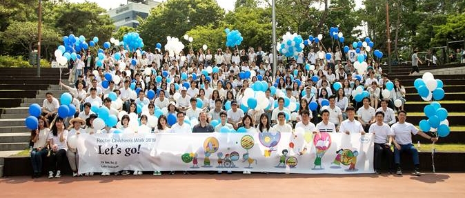 ▲한국로슈 및 한국로슈진단 임직원이 지난 14일 서울 석촌호수에서 ‘어린이를 위한 걷기 대회(Children’s Walk)’에 참여해, 국내외 소외 어린이들을 위한 희망의 발걸음을 전달하고 있다. (사진=한국로슈)