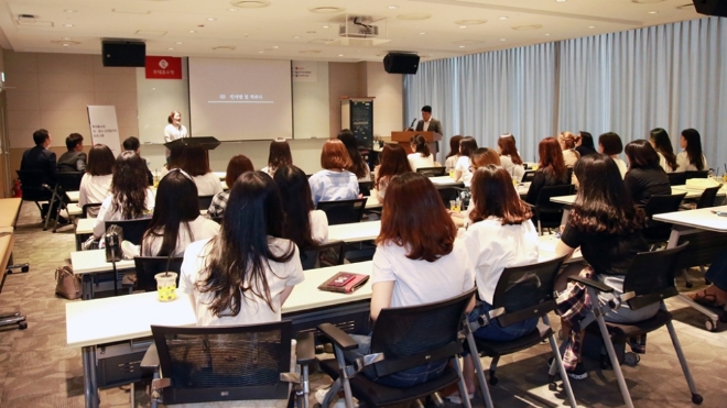 롯데홈쇼핑은 지난 17일(월), 서울 상암동 중소기업 DMC타워에서 '여성 인재 양성 프로그램 2기' 발대식을 진행하고, 교육생들에게 교육 커리큘럼 및 향후 일정을 소개하고 있다.