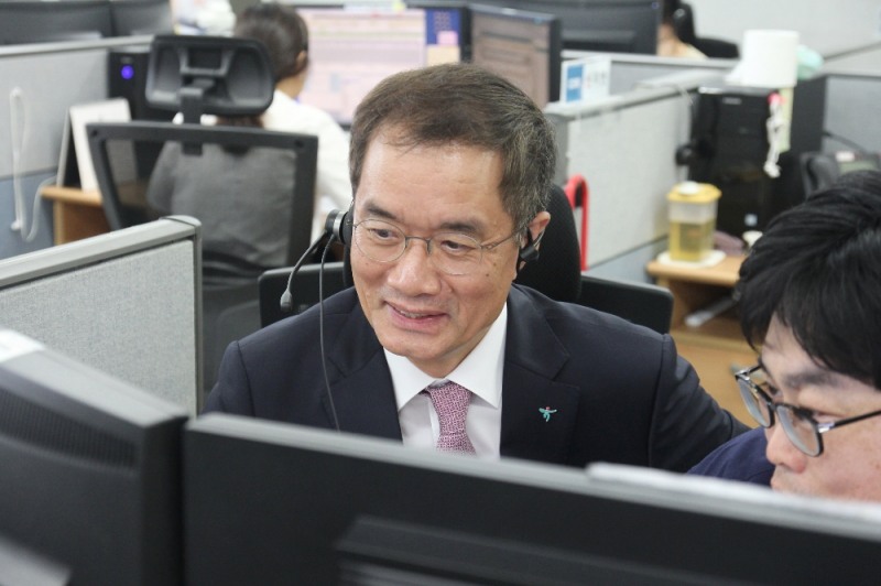 하나생명 주재중 사장이 17일 대전에 위치한 손님케어센터 상담사들과 현장의 소리를 듣고 있다. 