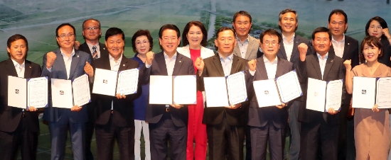 김영록 전라남도지사가 18일 오후 강진아트홀에서 한병인 (주)강진수소발전 대표, 김문태 어업회사법인 강진자라(주) 대표, 최승미 어업회사법인 엘씨씨푸드(주) 대표, 정현모 농업회사법인 (주)황칠코리아 대표와 7153억 원의 투자협약을 체결했다./사진=전라남도
