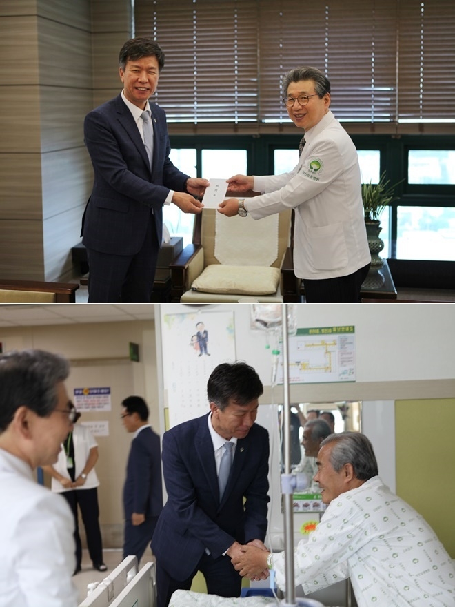 김대지 부산국세청장이 보훈병원장에게 위문금을 전달하고 병실을 찾아 국가유공자를 위로하고 있다.(사진제공=부산국세청)