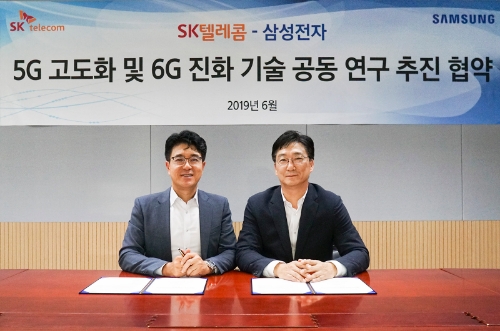 SK텔레콤(대표 박정호)은 삼성전자와 지난 17일 경기도 분당 SK텔레콤 ICT기술센터에서 5G 고도화 및 6G 진화 기술 공동 연구 추진을 위한 업무협약을 맺었다고 18일 밝혔다. / 사진 제공 = SK텔레콤
