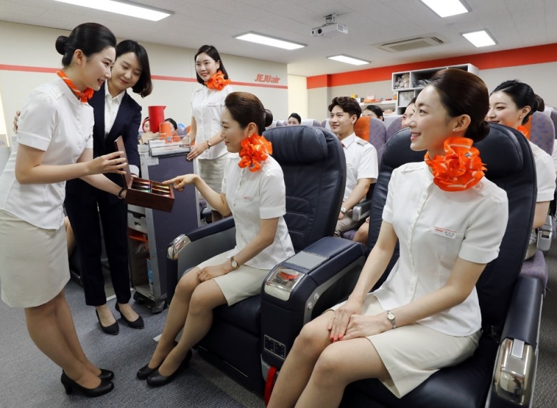 18일 부천시 제주항공 객실훈련센터에서 신규입사해 교육중인 승무원 20명이 제주항공 뉴클래스에 제공하는 허브차 서비스 교육을 받고 있다. / 사진 제공 = 제주항공