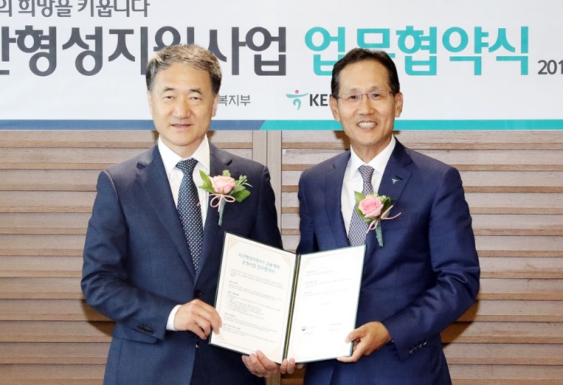 지성규 KEB하나은행장(사진 오른쪽 )이 18일 오후 서울시 중구 을지로 본점에서 박능후 보건복지부 장관(사진 왼쪽)과 저소득층의 자산형성 지원을 위한 업무협약을 체결하고 기념사진 촬영을 하고 있다.