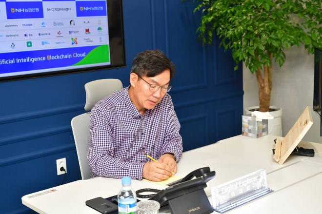NH농협은행 이대훈 은행장이 디지털혁신캠퍼스에 마련한 집무실 ‘디지털 콕핏’에서 업무를 살피고 있다.