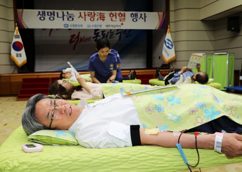 이동빈 수협은행장이 지난 19일 서울 송파구 본사에서 진행된 ‘생명나눔 사랑海 헌혈’ 행사에 참여해 임직원들과 함께 헌혈을 하고 있다. (사진=수협은행 제공) 