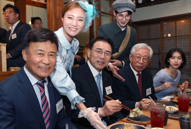 신한희망재단(이사장 조용병)은 19일 서울 종로구 익선동 한옥거리에 대한민국 임시정부 수립 100주년을 기념해 조국의 독립을 위해 싸우신 독립투사들이 당시 드셨던 음식을 현대적으로 재현한 '독닙료리집'을 오픈했다. 공식 오픈 하루 전인 18일 오후에는 독립유공자 후손들을 초청해 시식행사를 열었다. 이날 행사에서 참석자들이 '독닙료리' 시식을 하고 있다.(사진 왼쪽부터 김원웅 광복회 회장, 조용병 신한희망재단 이사장, 한완상 임시정부 수립 100주년 기념사업추진위원장, 독립열사 후손 배우 박환희) / 사진 제공 = 신한희망재단