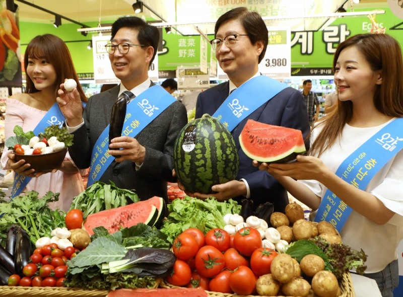 19일, 롯데마트 서울역점에서 롯데마트 문영표 대표이사와 충청남도 양승조 도지사가 함께 매장을 둘러보며 행사에 참여하는 모습. (사진=롯데마트)