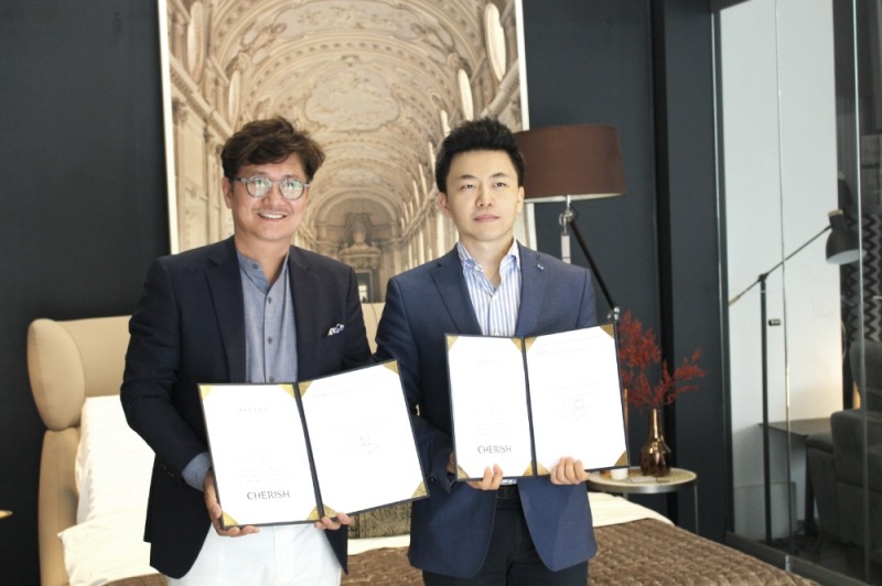 한성아이디 남천희 대표(왼쪽)와 체리쉬 유경호 부사장(오른쪽)이 업무협약을 체결하고 기념촬영을 하고 있다. (사진=체리쉬 제공)