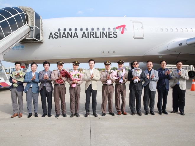 아시아나항공이 지난 19일(수) 오후 인천국제공항에서 한창수 사장(왼쪽 여섯번째)을 비롯한 임직원들이 참석한 가운데 안전과 번영을 기념하는 A350 9호기 도입식 행사를 실시했다. / 사진 제공 = 아시아나항공