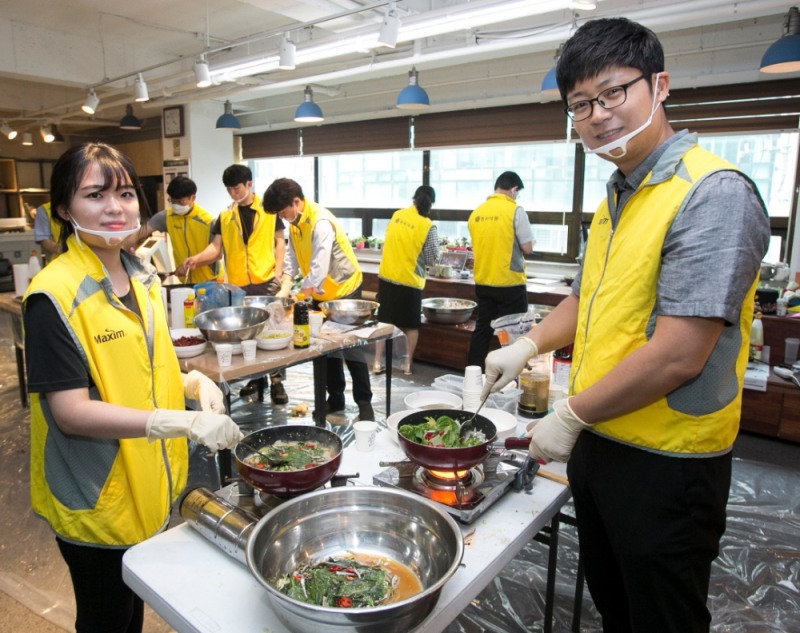 동서식품 임직원, 금천구서 소외 이웃 위한 '사랑의 반찬' 전달
