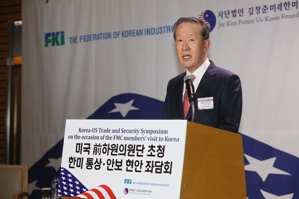 전경련은 김창준미래한미재단과 공동으로 20일 전경련회관 컨퍼런스센터에서 한미관계 주요관계자 및 기업인 100여명이 참석한 가운데 '미국 전 하원의원단 초청 한미 통상 및 안보 현안 좌담회'를 개최했다. 허창수 전경련 회장이 인사말을 하고 있다. / 사진 제공 = 전경련