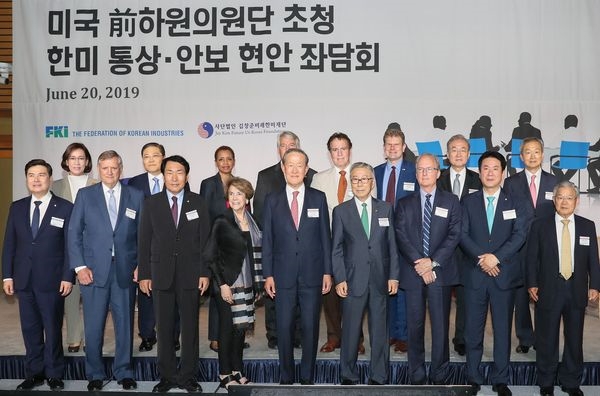 (앞줄 왼쪽부터) 지상욱 바른미래당 의원, 루이스 페인 전 하원의원, 안상수 자유한국당 의원, 마조리 마골리스 전 하원의원, 허창수 전경련 회장, 김창준 (사)김창준미래한미재단 이사장, 로버트 랩슨 주한미대사관 대사대리, 이동섭 바른미래당 의원, 권태신 전경련 부회장. / 사진 제공 = 전국경제인연합회