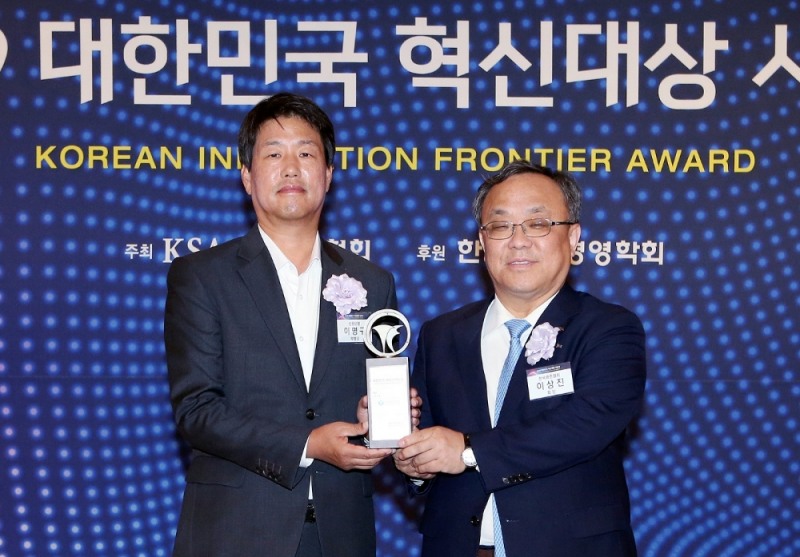 20일 서울 중구 소공동 롯데호텔에서 진행된 ‘2019 대한민국 혁신대상’ 서비스혁신 부문 대상 시상식에서 기념 촬영하는 모습. 신한은행 이명구 부행장(왼쪽)과 한국표준협회 이상진 회장 / 사진 제공 = 신한은행
