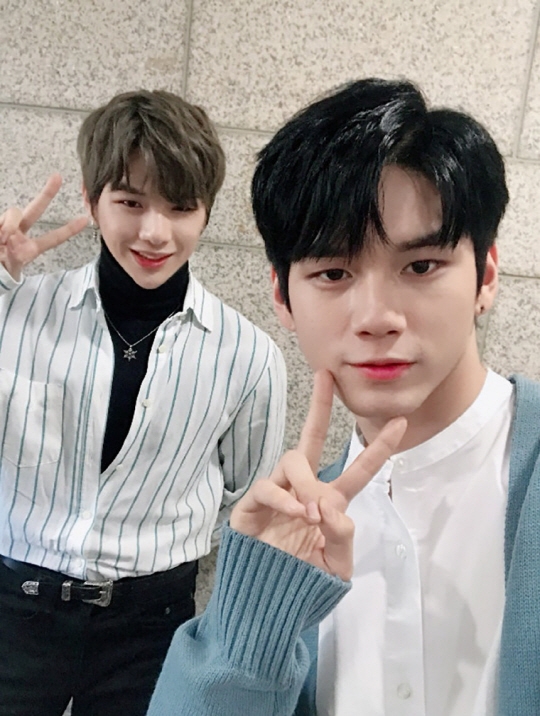 가수 강다니엘과 옹성우