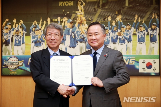 정운찬(오른쪽) KBO 총재와 예종석 사회복지공동모금회 회장이 20일 KBO 야구회관에서 나눔 문화 활성화를 위한 홍보 협약을 체결했다./사진=뉴시스