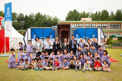 SK텔레콤(대표 박정호)은 경기콘텐츠진흥원(원장 오창희)과 21일 경기도 용인 장평초등학교에서 디지털 정보 격차 해소 및 콘텐츠 복지 실현을 위한 업무 협약을 체결했다. / 사진 제공 = SK텔레콤