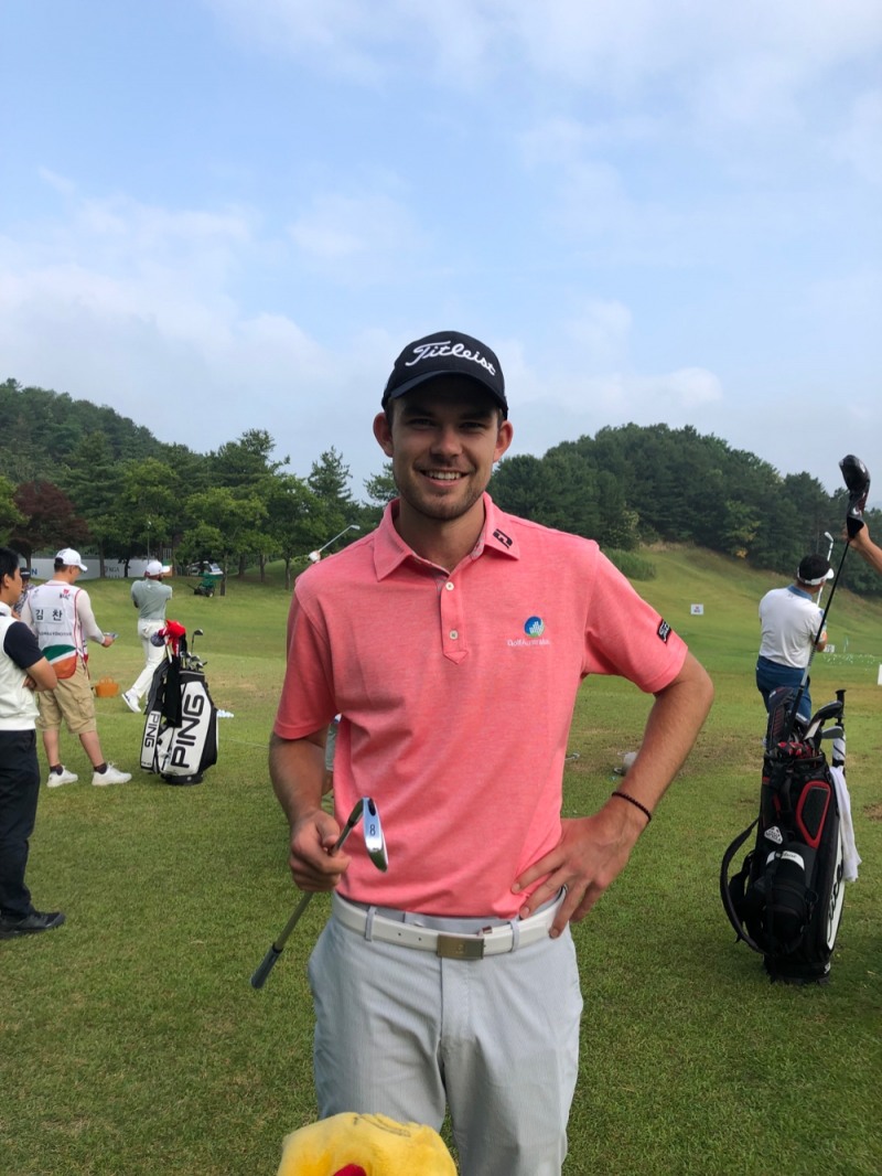 새 8번 아이언을 받아들고 환히 웃는 잭 머레이.