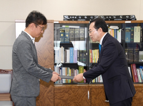 김동찬 광주광역시의장은 21일 윤리심사자문위원회 자문위원 위촉식을 거행하였다./사진=시의회