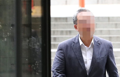 예금보험공사 직원 H씨가 21일 오전 서울중앙지법에서 열린 '뇌물 혐의' 구속 전 영장실질심사에 출석하고 있다. 사진=뉴시스