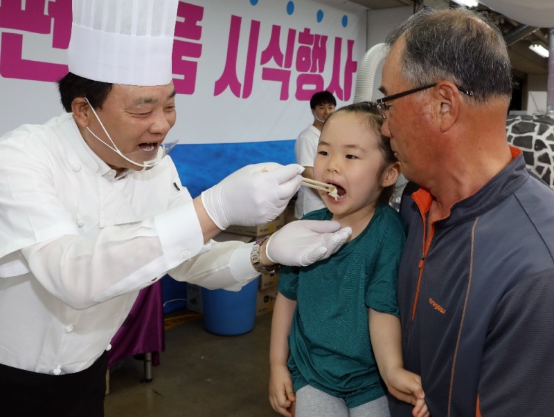 임준택 수협중앙회장(사진 좌측에서 첫번째)이 21일 수협강서공판장(서울특별시 강서구)에서 '수협이 만든 웰빙 밥상, 쿡하면 뚝딱 간편식품 시식행사'를 열고 행사를 찾은 소비자들에게 시식행사를 진행했다.(사진=수협중앙회)