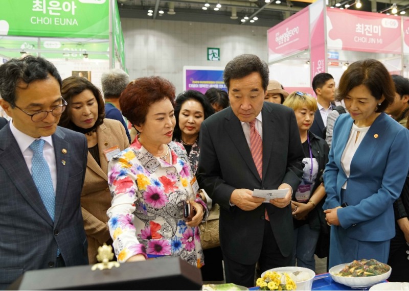 이낙연 총리(왼쪽 세번째)와 박원주특허청장(왼쪽 첫번째), 이인실 한국여성발명협회장(왼쪽 네번째)에게 김순자명장(왼쪽에서 두번째)이 한성식품 특허김치를 소개하고 있다.(사진=한성식품)