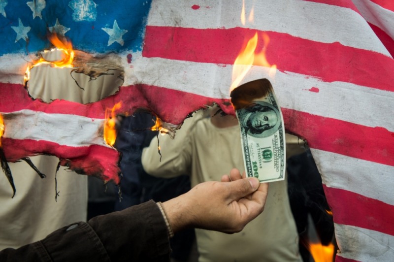 이란의 반미 시위대가 미국 성조기와 달러를 불태우고 있다. (블룸버그=글로벌모니터)