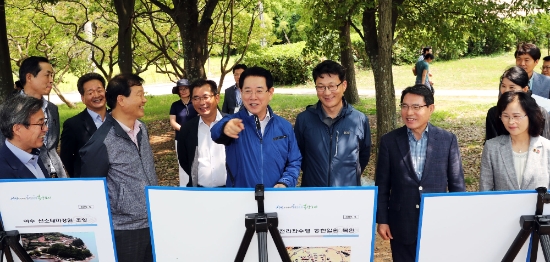 김영록 전라남도지사가 지난 22일 오후 남해안 신성장 관광벨트 조성사업 현장인 여수 선소테마정원 조성 현장을 방문, 권오봉 여수시장으로부터 사업추진 현황에 대해 설명을 듣고 있다./사진=전라남도