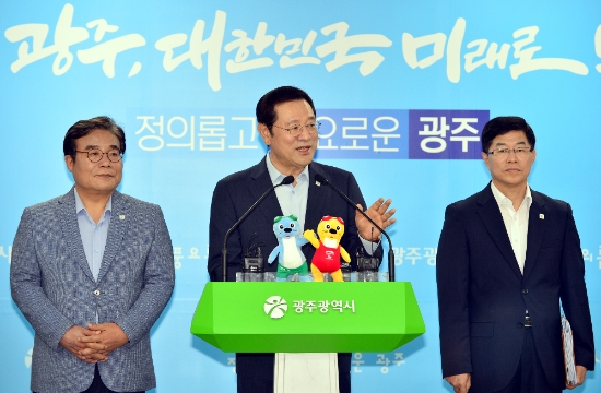 이용섭 광주광역시장이 23일 오후 시청 5층 브리핑룸에서 광주형일자리 자동차공장 합작법인 설립 관련 기자회견을 열고 사업의 진행 상황과 앞으로의 계획에 대해 브리핑하고 있다./사진=광주광역시