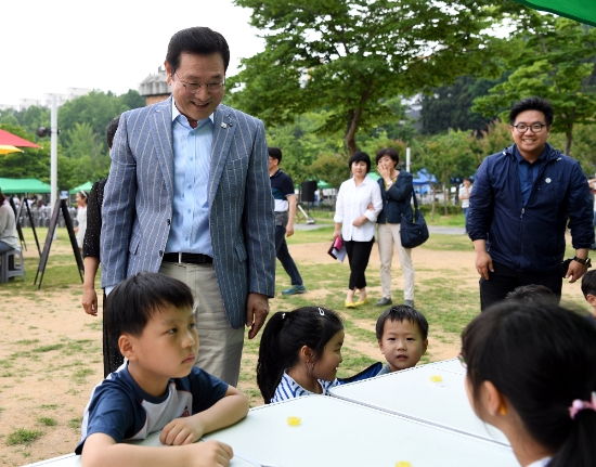 이용섭 광주광역시장이 22일 오후 북구 중외공원 광주시립미술관에서 열린 '2019 아트피크닉 사생대회'에 참석해 사생대회장을 둘러보고 있다./사진=광주광역시