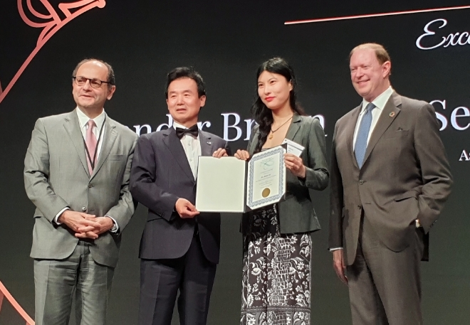 20일 저녁(현지시간) 싱가포르 샹그릴라호텔에서 열린 ‘2019 세계보험협회 글로벌인슈어런스포럼’에서 신용호세계보험학술대상을 수상한 스위스 세인트갈렌대학의 지아후아 수(Jiahua Xu)(오른쪽 두번째)가 윤열현 교보생명 사장(왼쪽 두번째), 마이클 모리세이(Michael Morrissey) 세계보험협회 회장(오른쪽), 재드 아리스(Jad Ariss) 제네바어소시에이션 사무총장과 기념촬영을 하고 있다.‘신용호세계보험학술대상’은 세계보험협회가 교보생명 신용호 창립자의 공적을 기리기 위해 1997년 제정한 상으로, 매년 보험산업 발전 연구에 공이 큰 보험학자를 선발해 시상하고 있다. / 사진 제공 = 교보생명